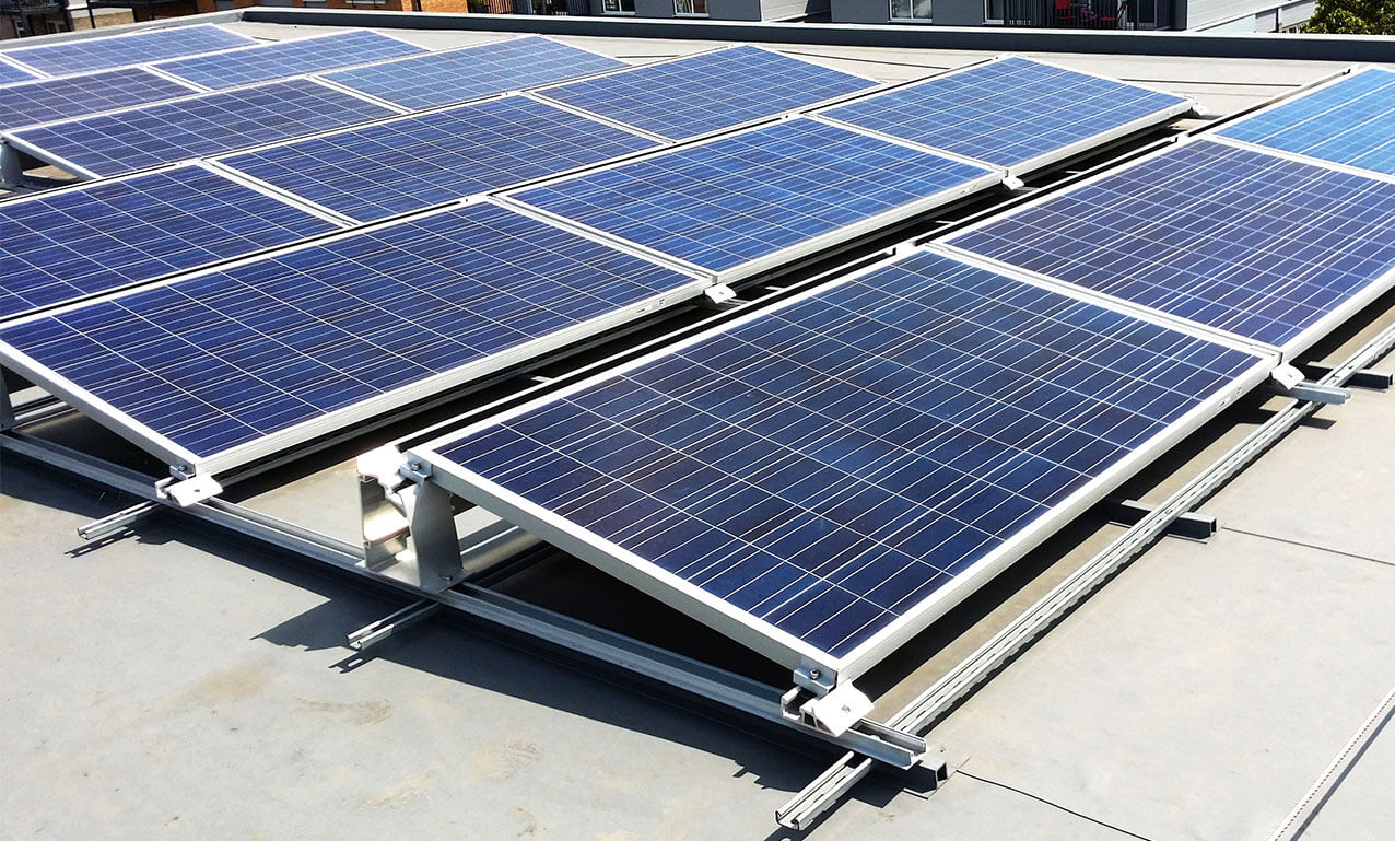Se puede poner paneles solares en un piso