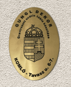 Gravírozott ovális intézményi névtábla többféle színben