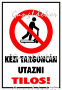Kézi targoncán utazni tilos! piktogrammal tábla matrica