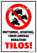 Motorral quaddal terepjáróval behajtani tilos! Piktogrammal tábla matrica