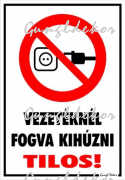 Vezetéknél fogva kihúzni tilos! piktogrammal tábla matrica