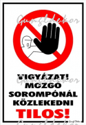 Vigyázat! Mozgó sorompónál közlekedni tilos! piktogrammal tábla matrica